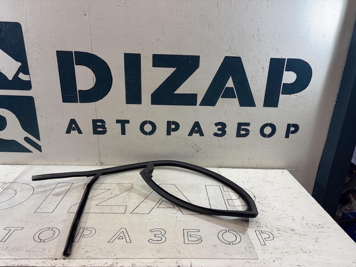 Направляющая стекла передняя левая 8D0837439L Audi A4 B5