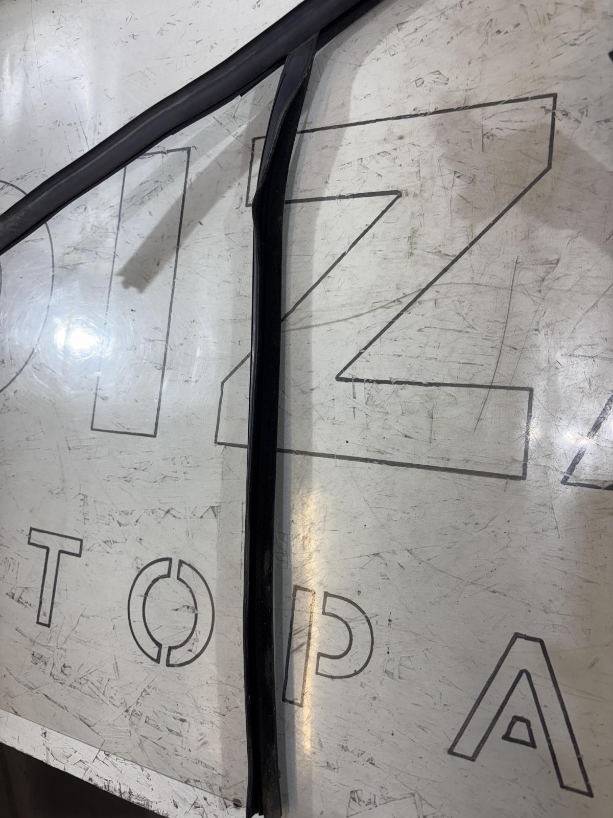 Направляющая стекла передняя левая 8D0837439L Audi A4 B5