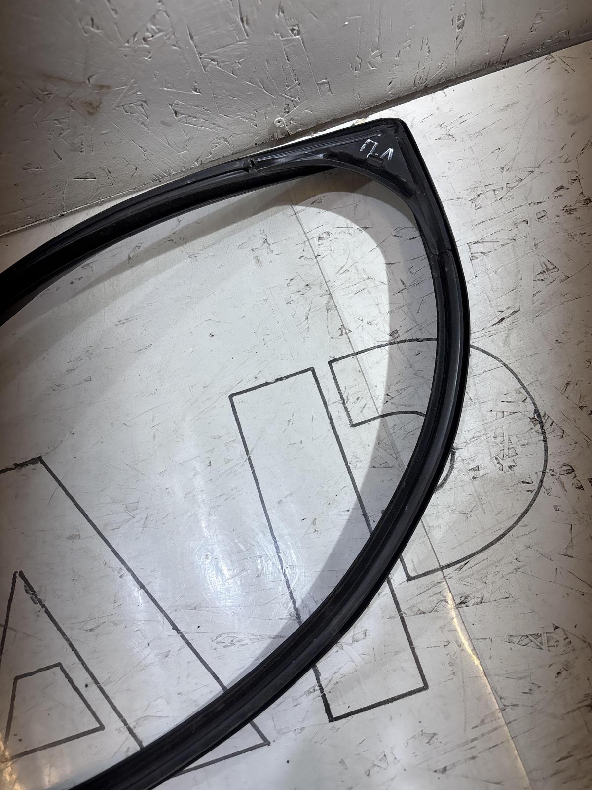 Направляющая стекла передняя левая 8D0837439L Audi A4 B5