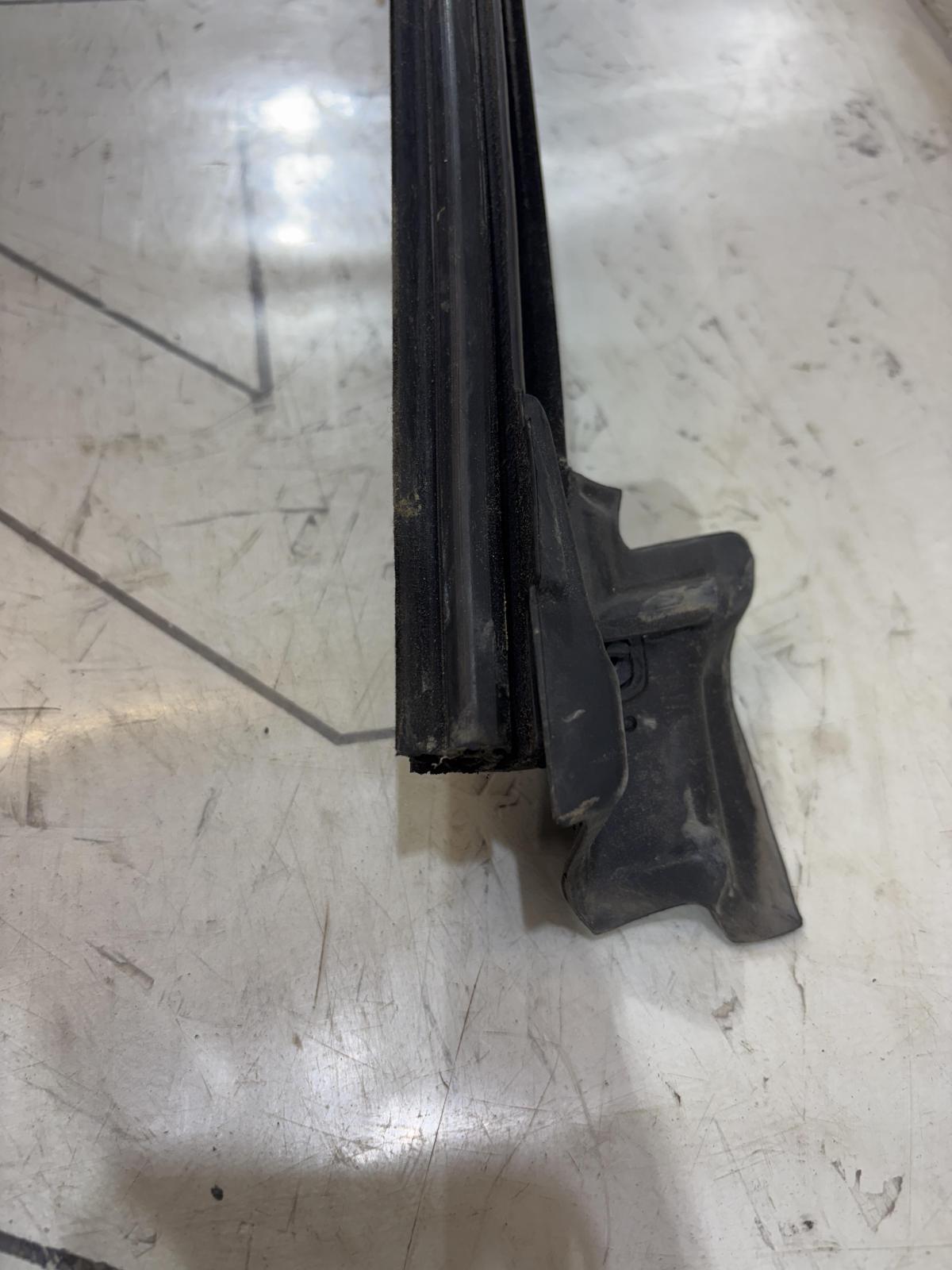 Направляющая стекла передняя правая 8D0837440L Audi A4 B5