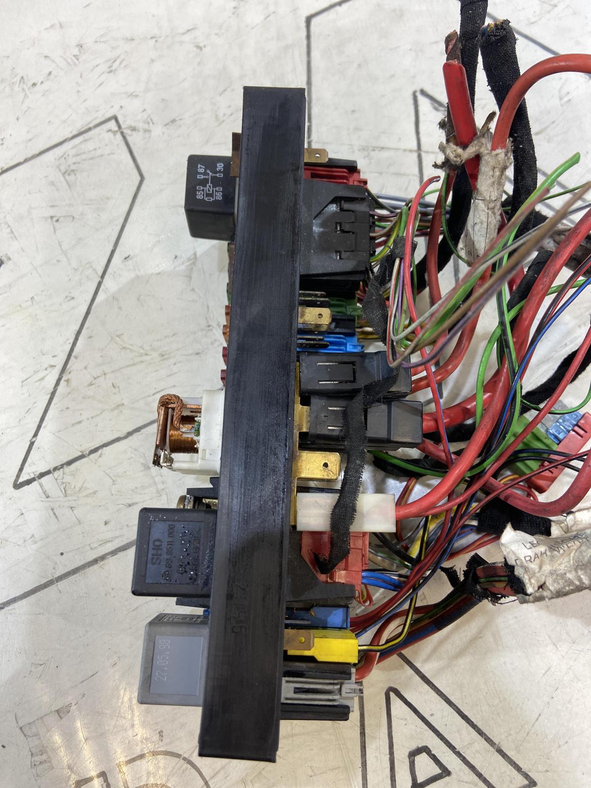 Блок предохранителей 443941822A Audi 80 B3