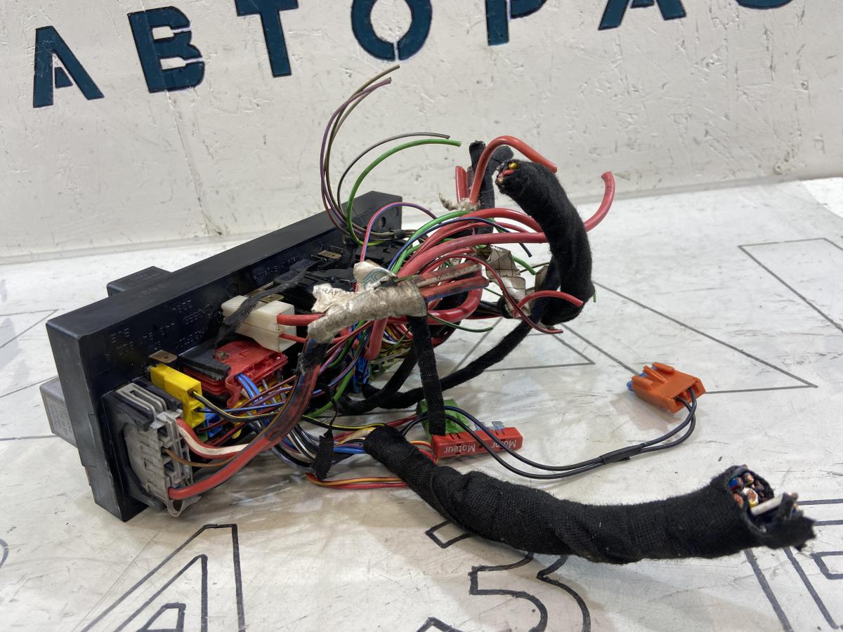 Блок предохранителей 443941822A Audi 80 B3