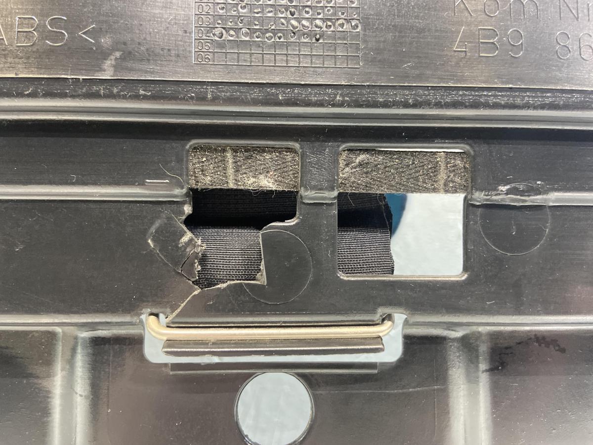 Облицовка крышки багажного отсека 4B9867979 