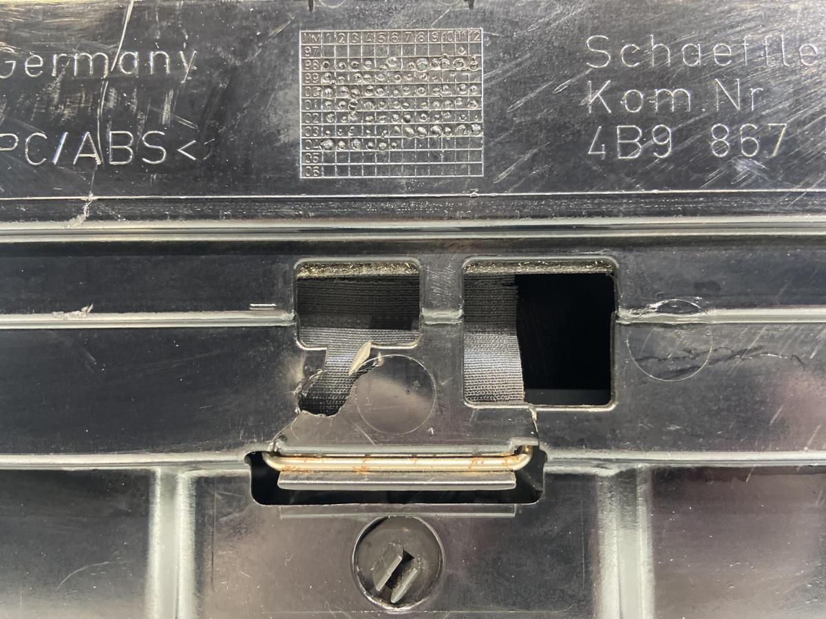 Облицовка крышки багажного отсека 4B9867979 