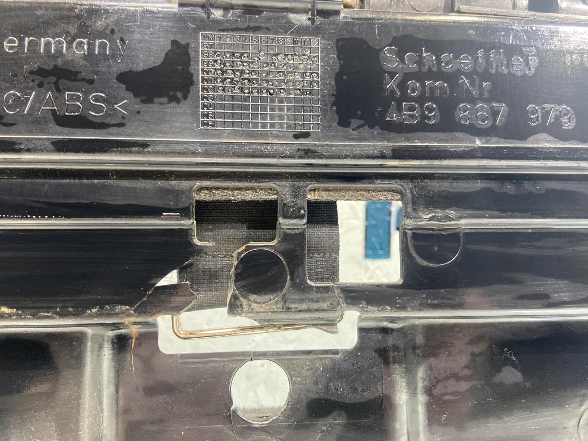 Облицовка крышки багажного отсека 4B9867979 