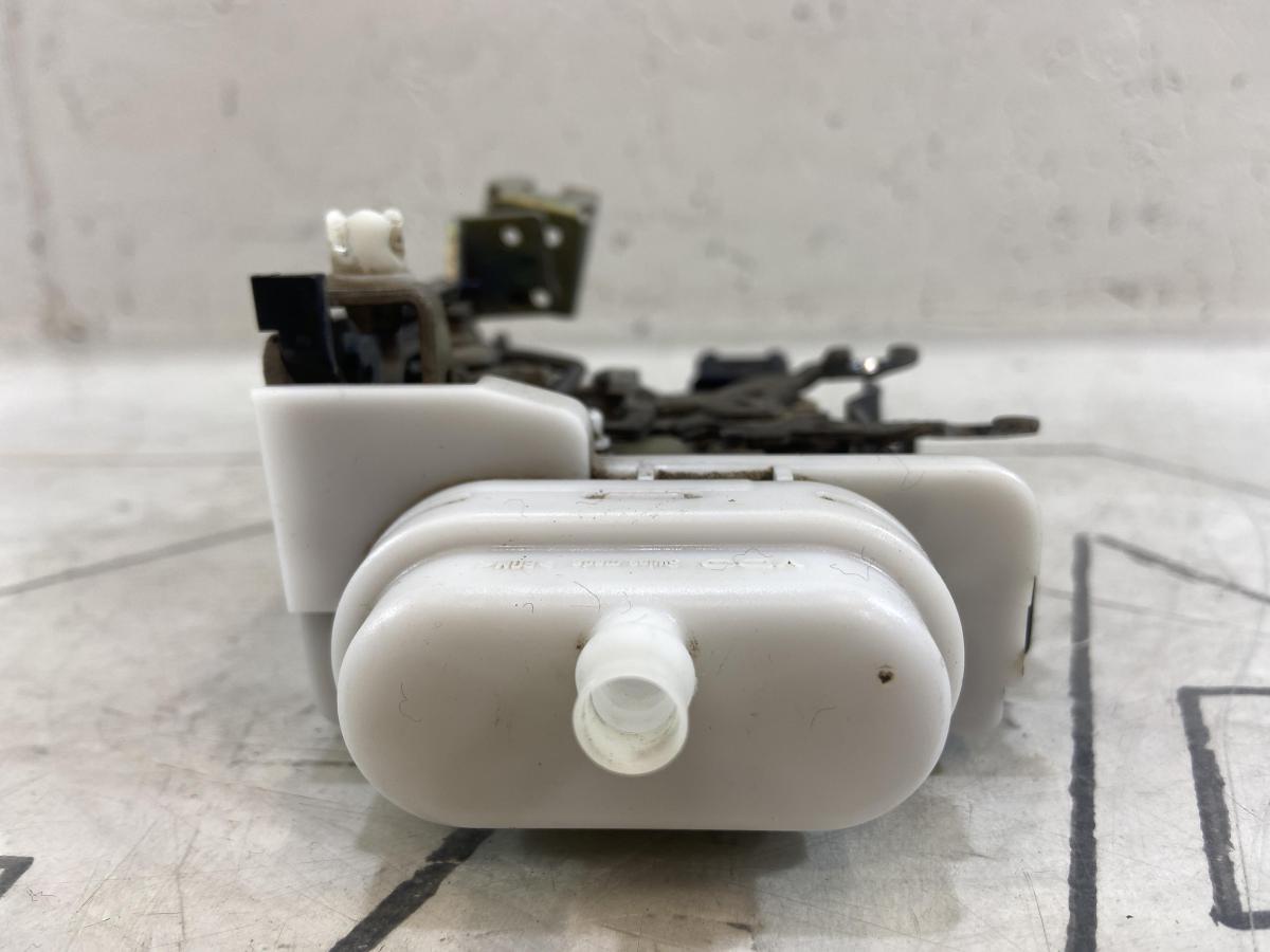 Замок двери передней правой 4A1837016D Audi A6 C4