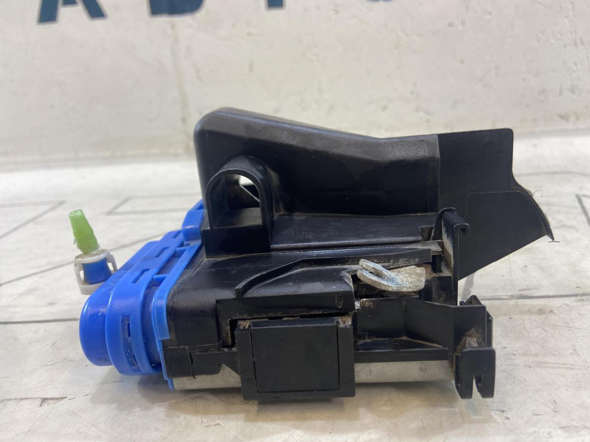 Замок двери задней правой 8D0839016A Audi A4 / А6