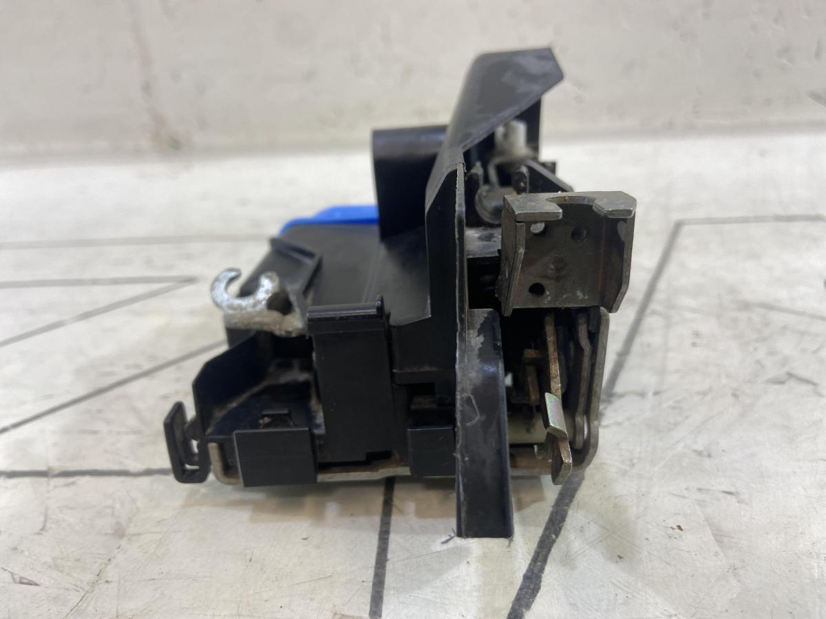 Замок двери задней правой 8D0839016A Audi A4 / А6