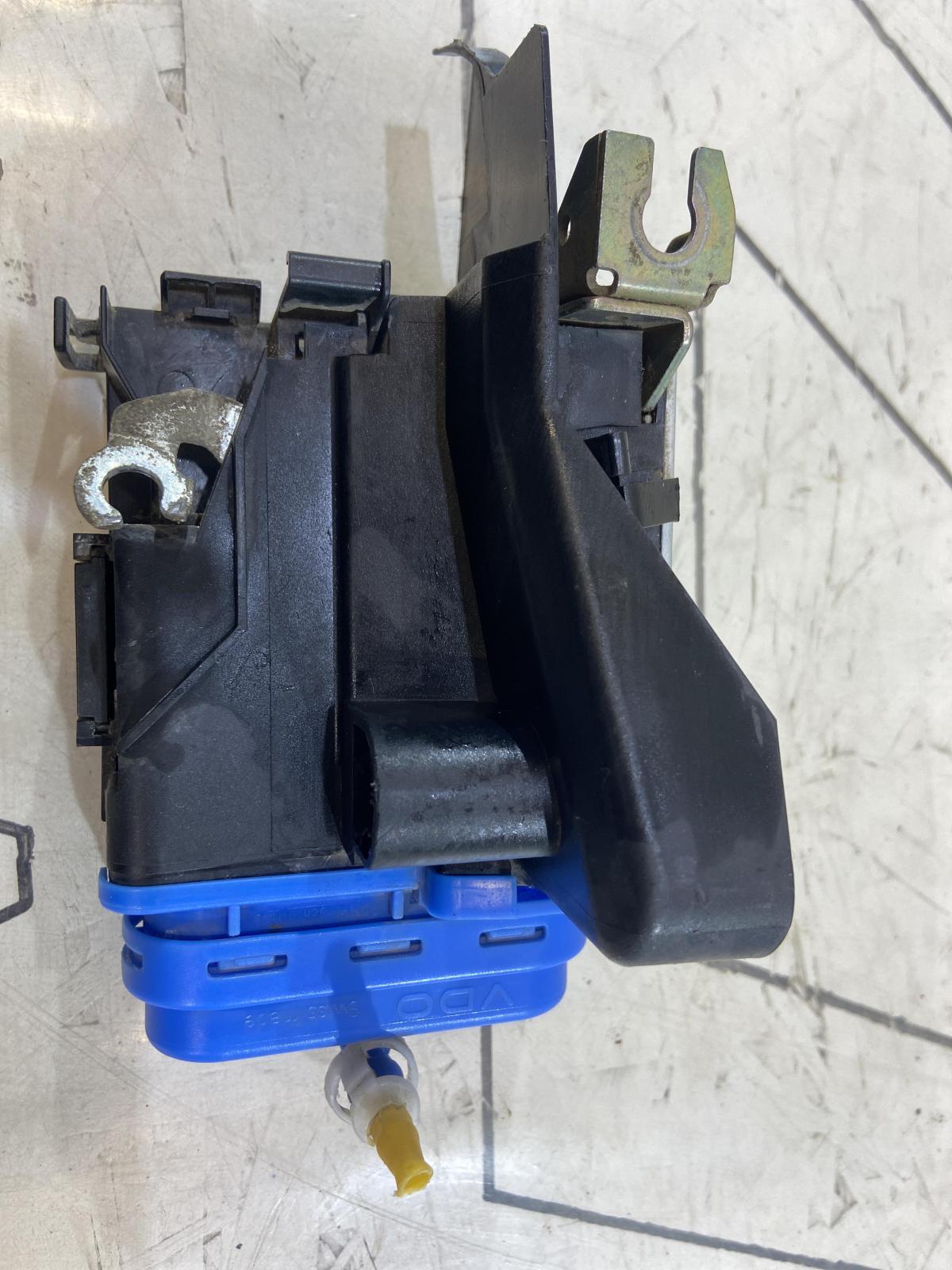 Замок двери задней левой 8D0839015A Audi A4 / А6