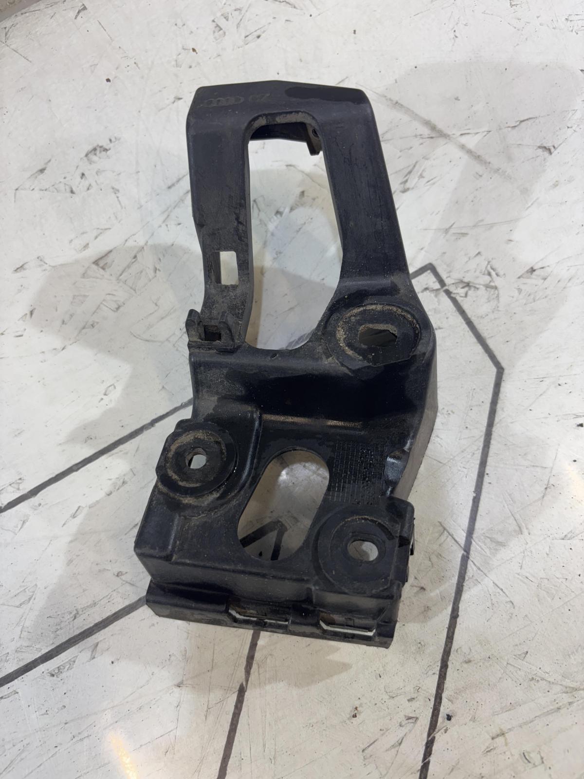 Кронштейн порога левый передний 8E0853921B Audi A4 B6