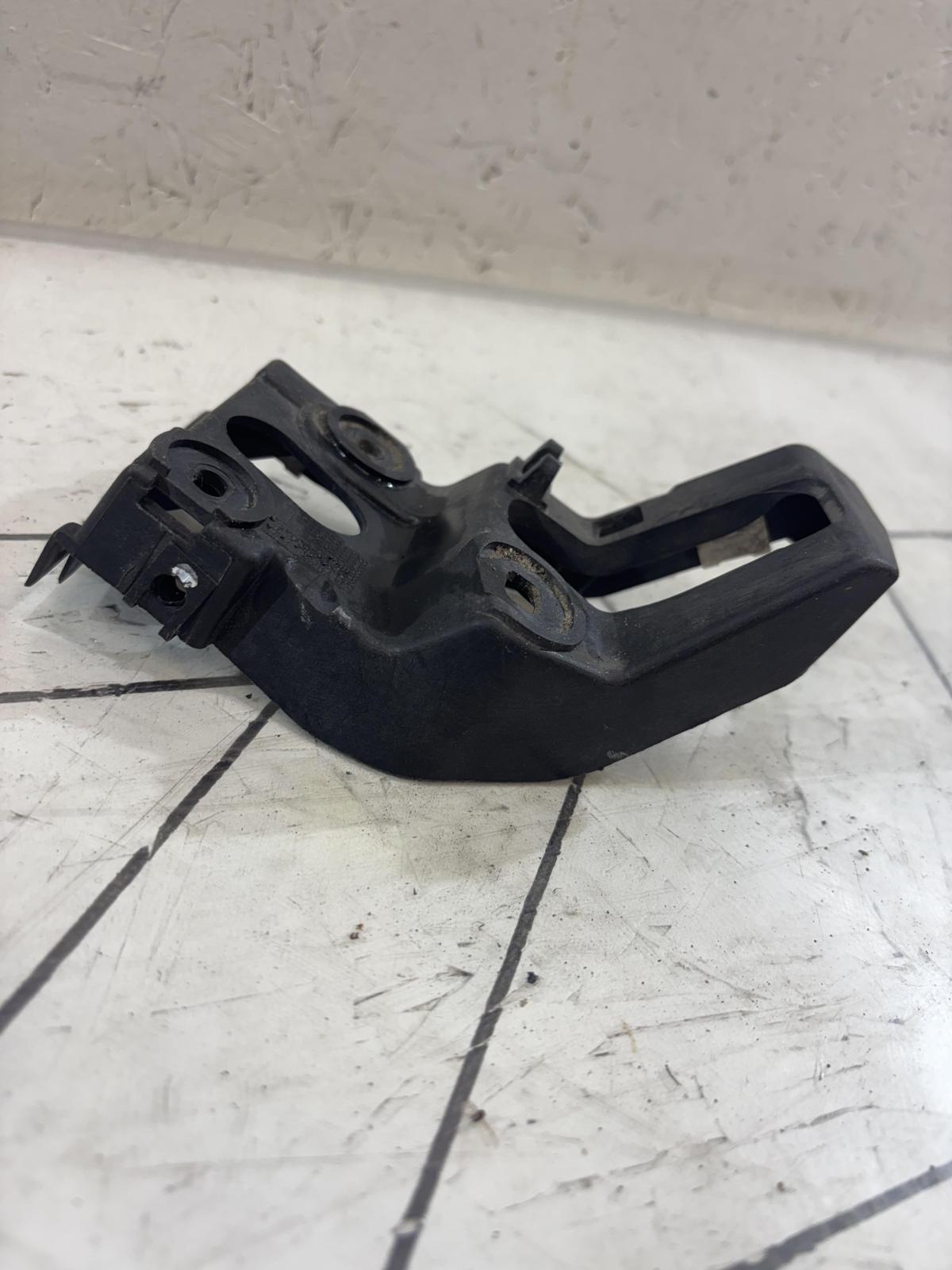 Кронштейн порога левый передний 8E0853921B Audi A4 B6