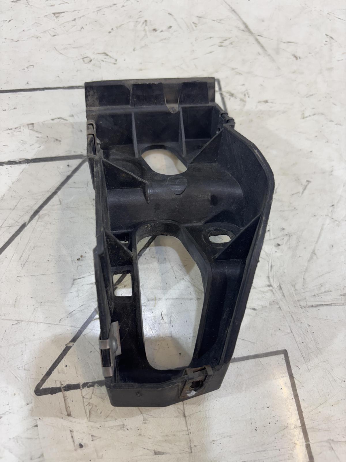 Кронштейн порога левый передний 8E0853921B Audi A4 B6