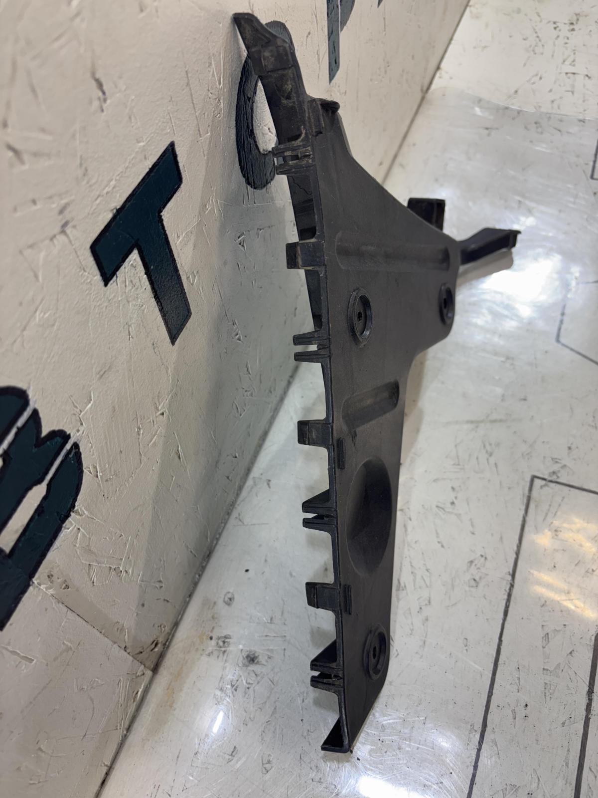 Кронштейн заднего бампера левый 8E9807453A Audi A4 B6 avant