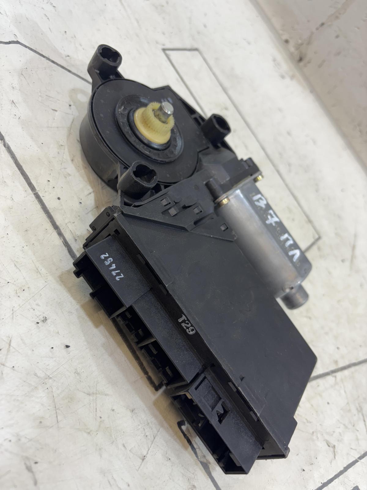 Моторчик стеклоподъемника 8E2959801 Audi A4 B6