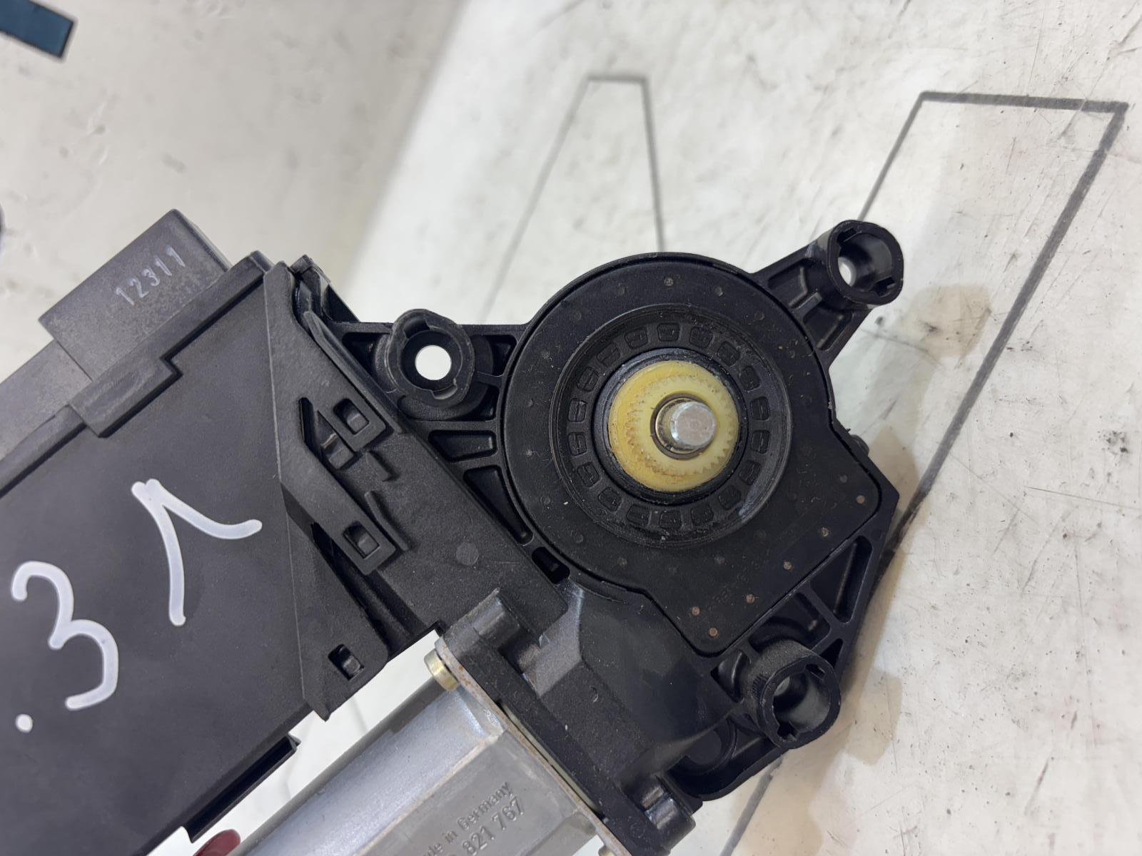 Моторчик стеклоподъемника задний левый 8E0959801A Audi A4 B6