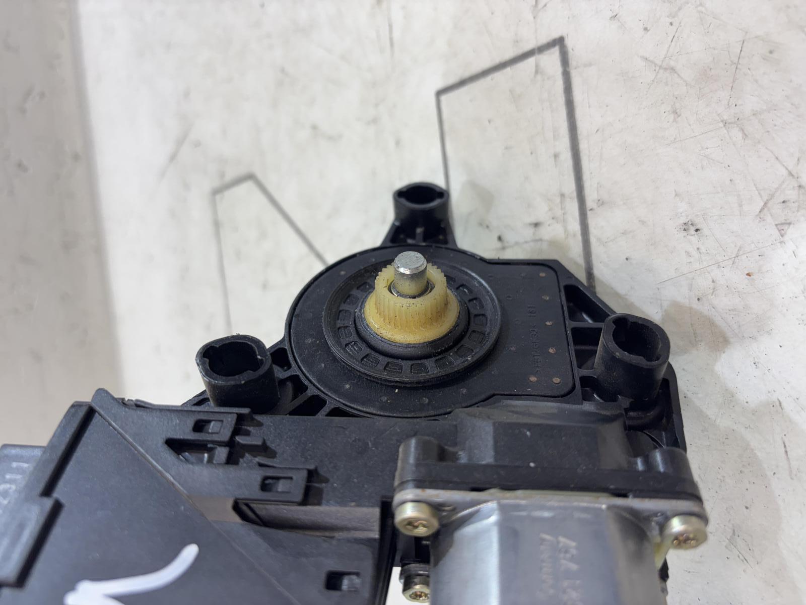 Моторчик стеклоподъемника задний левый 8E0959801A Audi A4 B6