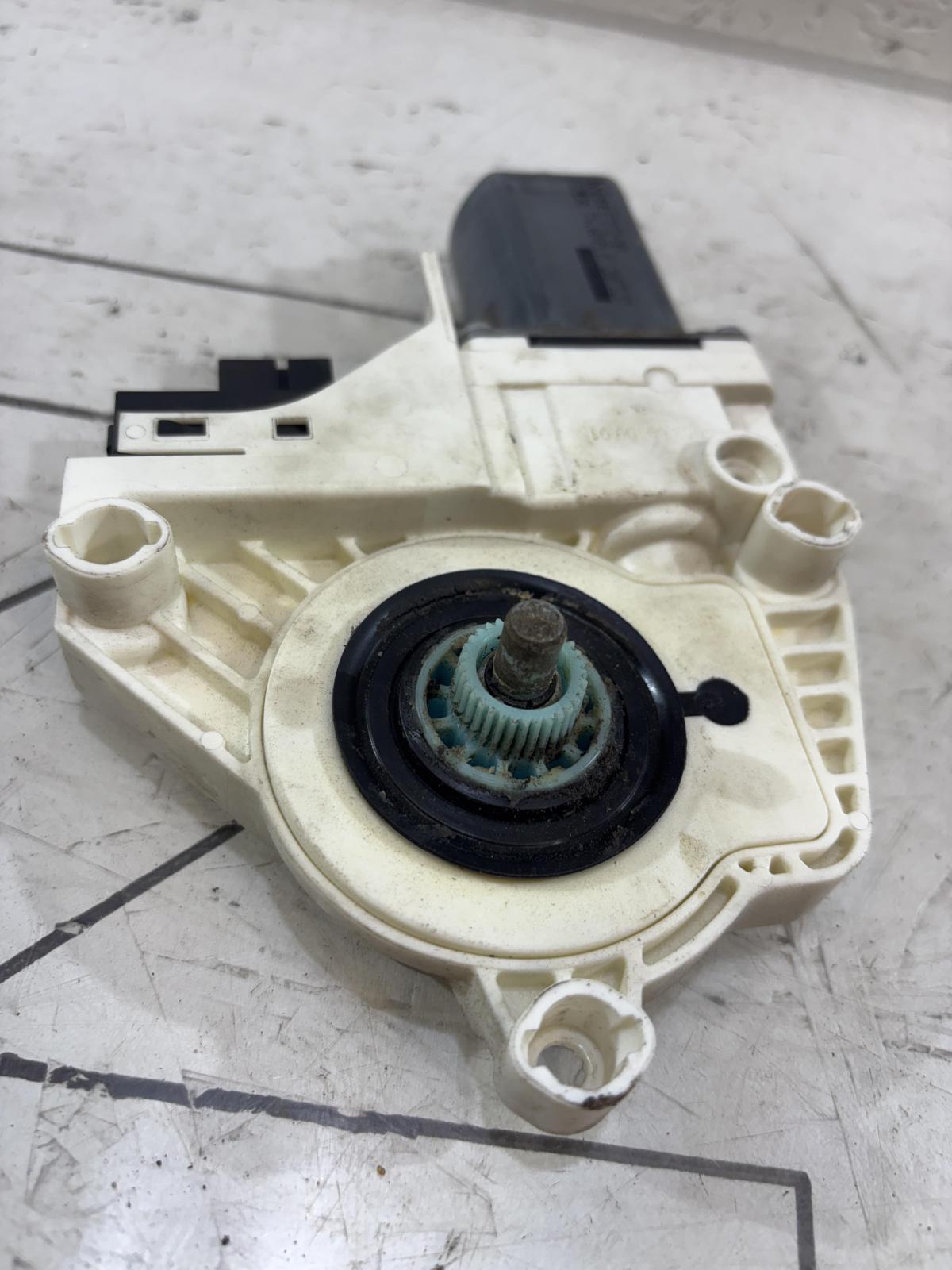 Моторчик стеклоподъемника передний правый 4F0959802D Audi A6 C6 / S6 C6 / RS6 C6