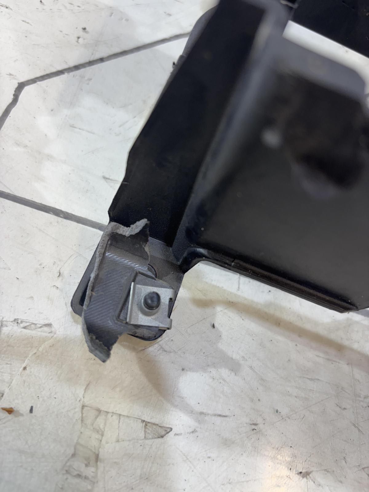 Рамка для дефлекторов средняя 4F1858005A 