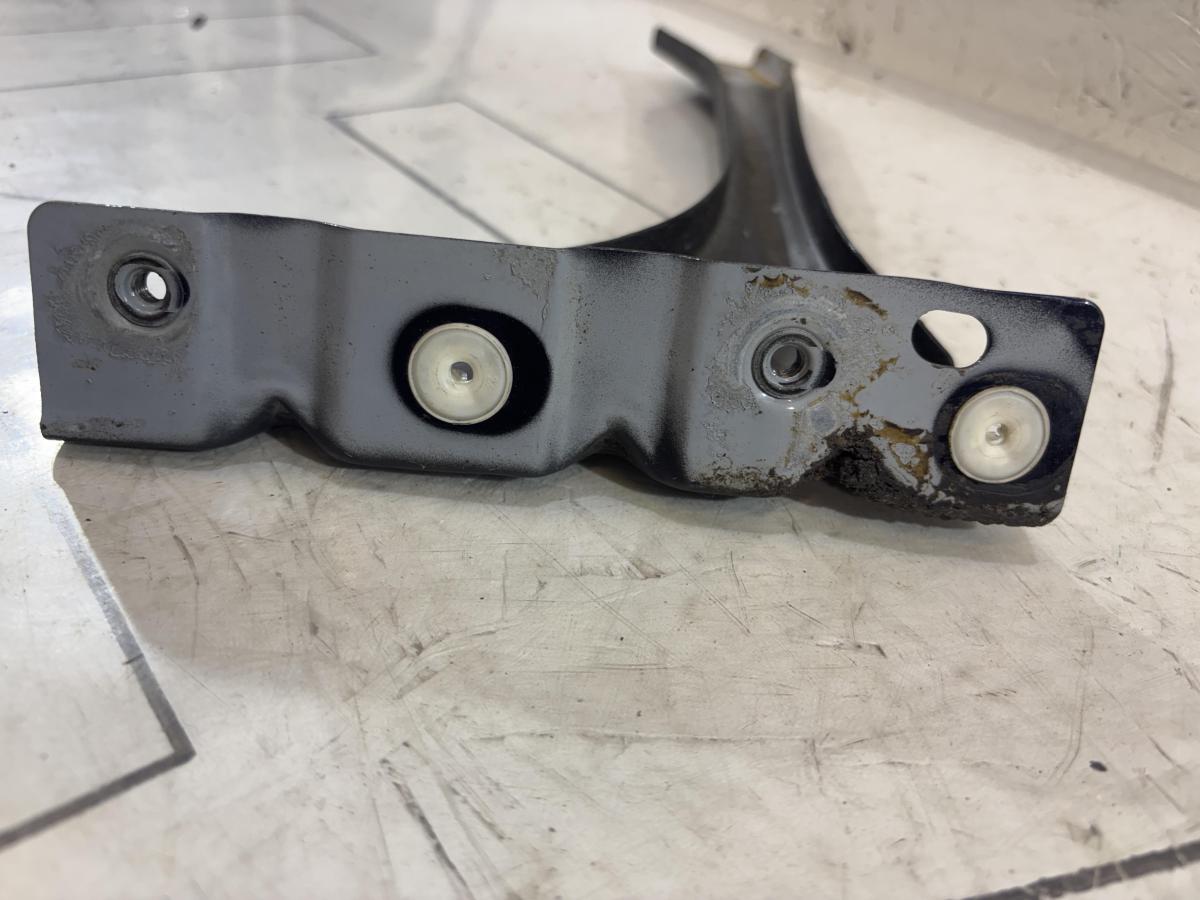 Кронштейн крепления переднего правого крыла 4B0821136A Audi A6 C5 / A6 C5 Allroad