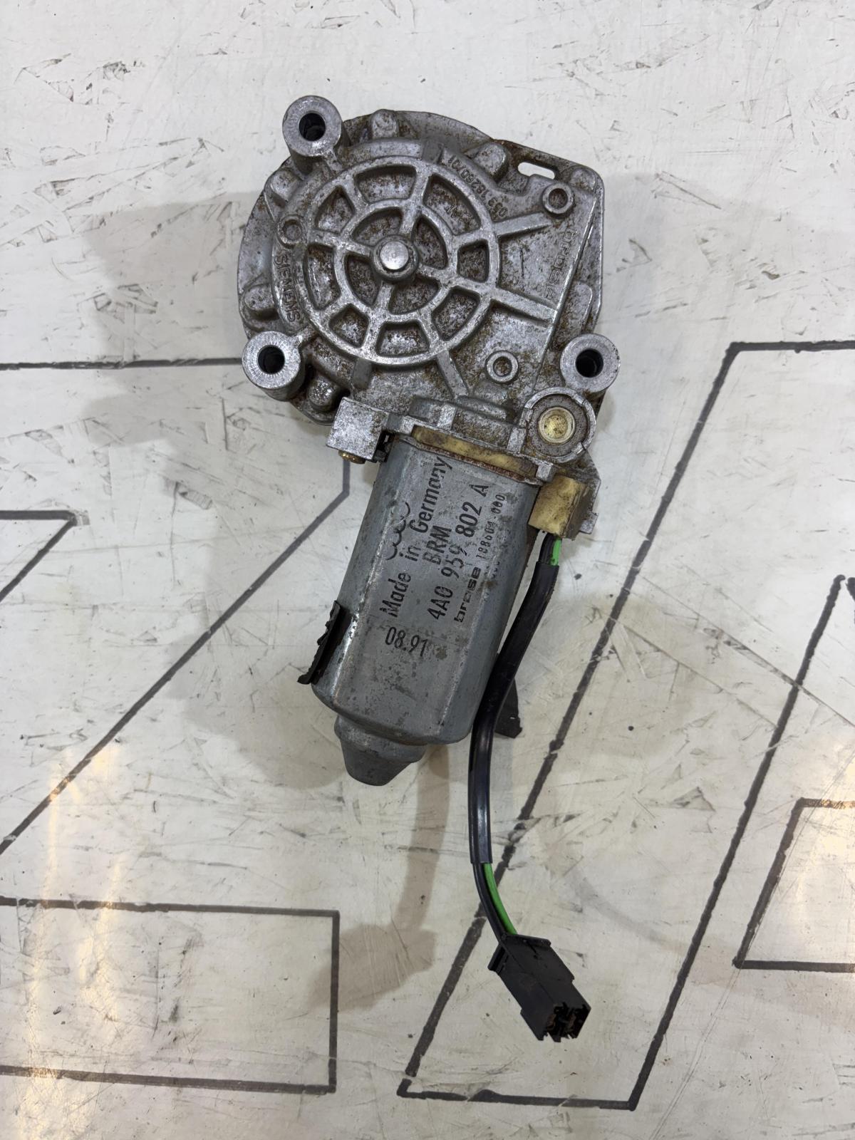 Моторчик стеклоподъемника передний правый 4A0959802A Audi A6 C4