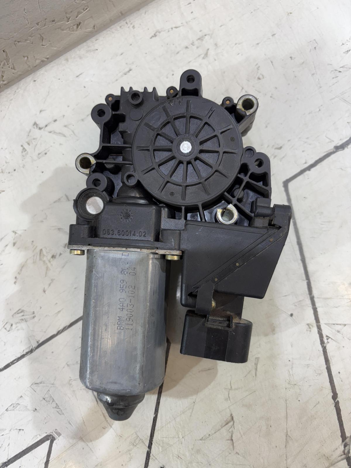 Моторчик стеклоподъемника передний правый 4A0959802D Audi A6 C4