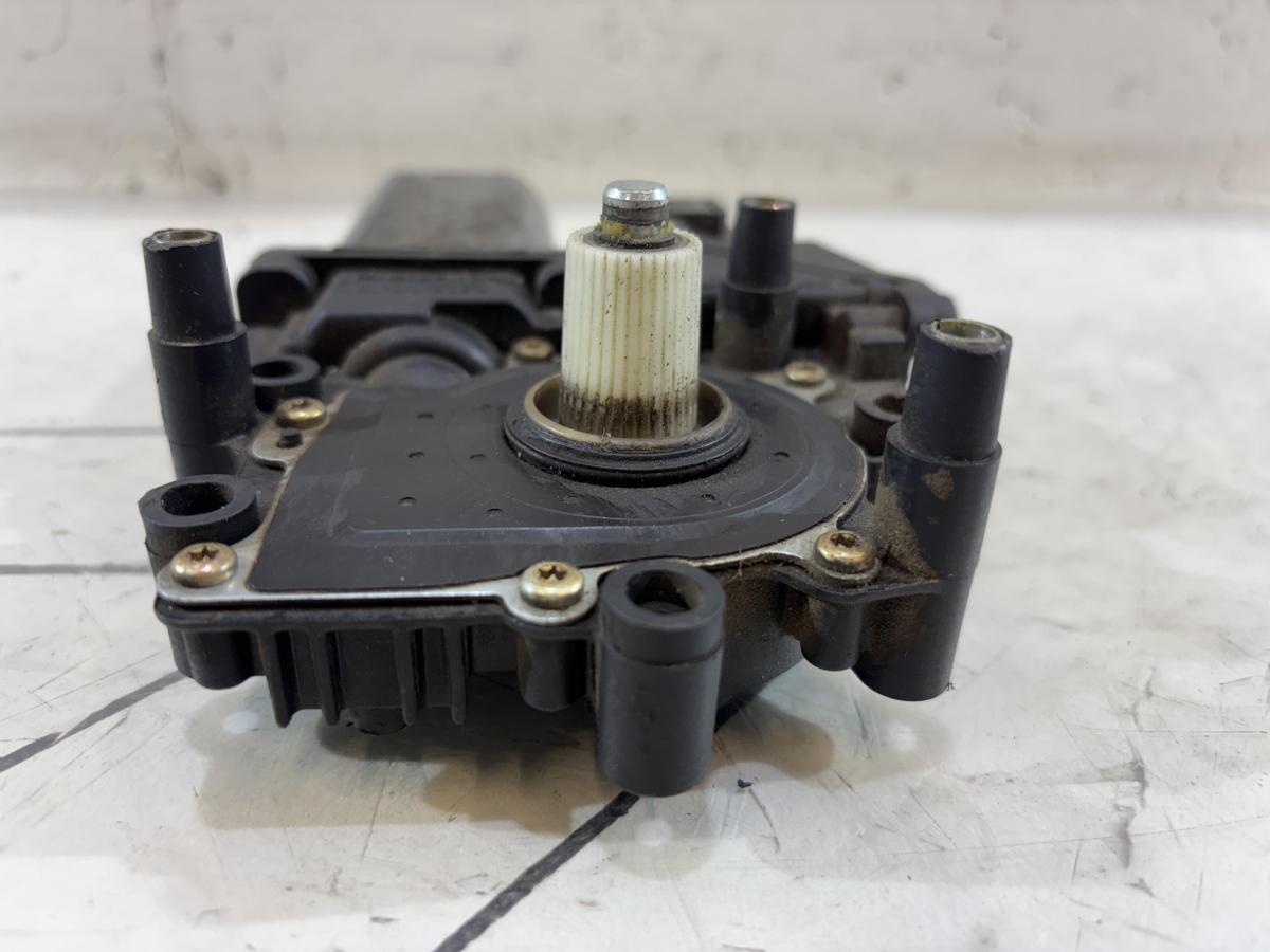 Моторчик стеклоподъемника передний правый 4A0959802D Audi A6 C4