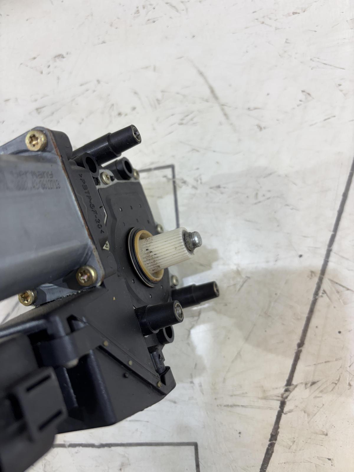 Моторчик стеклоподъемника передний правый 8D0959802D Audi A4 B5