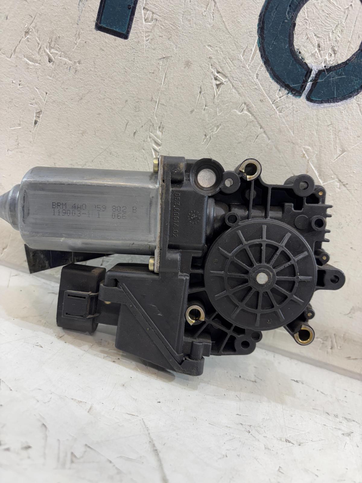 Моторчик стеклоподъемника передний левый 4A0959802B Audi A6 C4