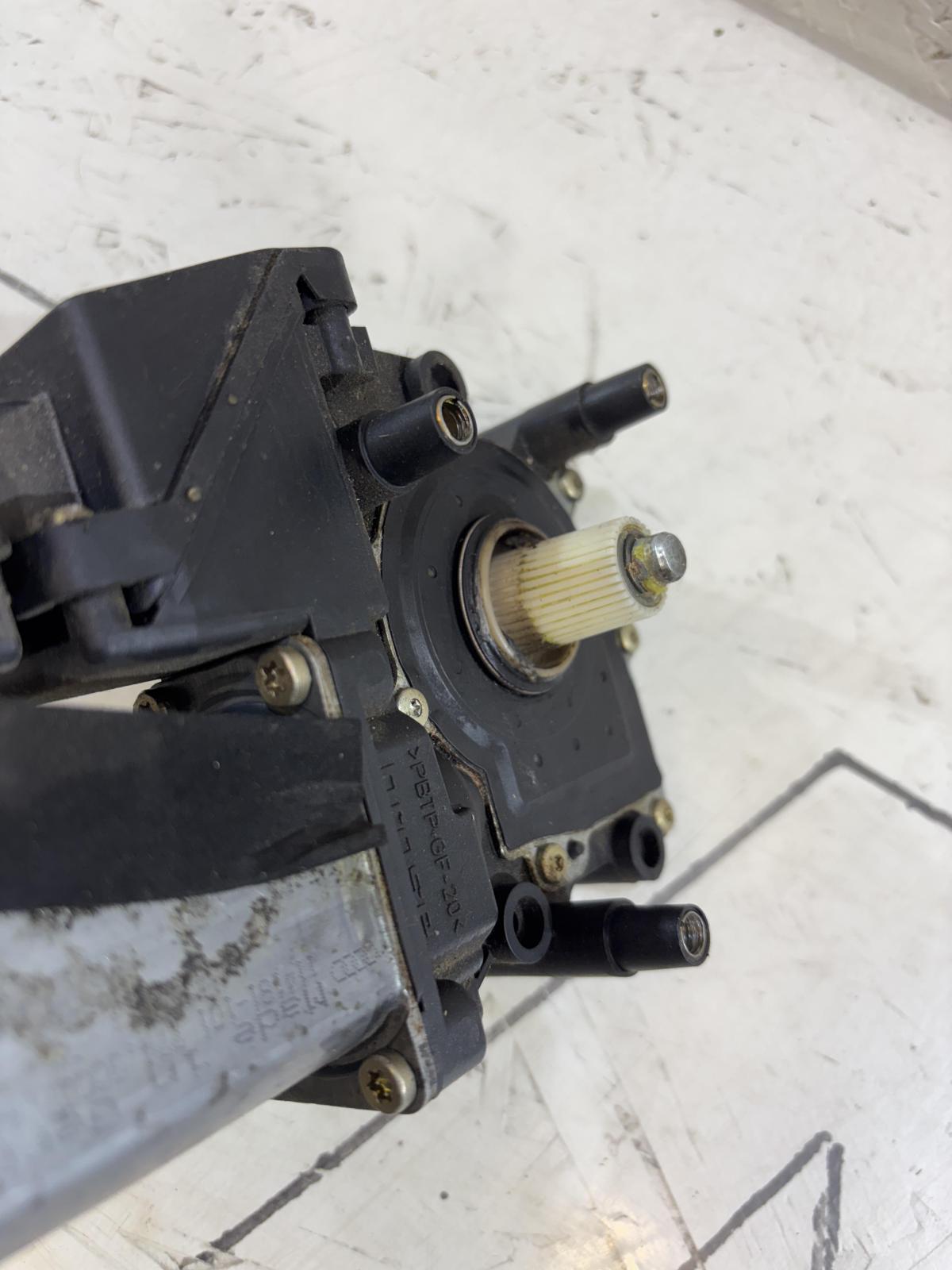 Моторчик стеклоподъемника передний левый 4A0959802B Audi A6 C4