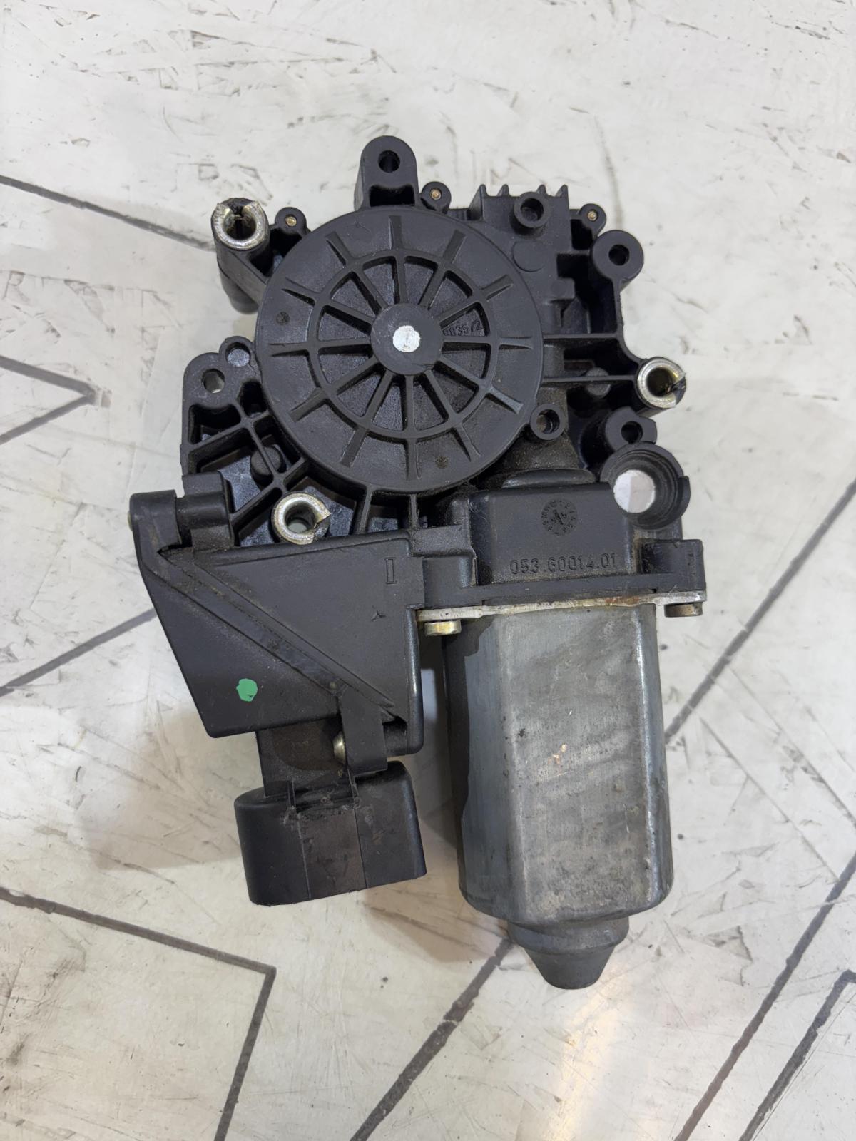 Моторчик стеклоподъемника 4A0959802C Audi A6 C4