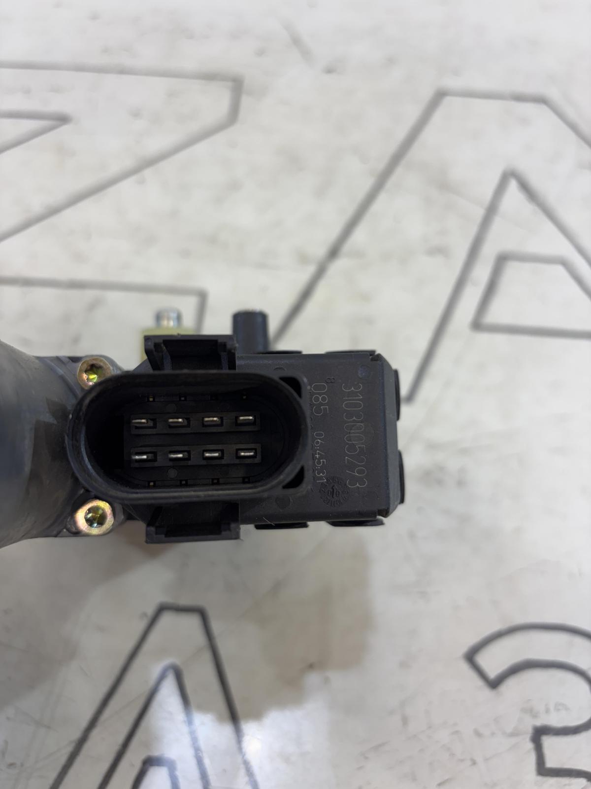 Моторчик заднего левого стеклоподъемника 4B0959801B Audi A6 C5 / A6 C5 Allroad