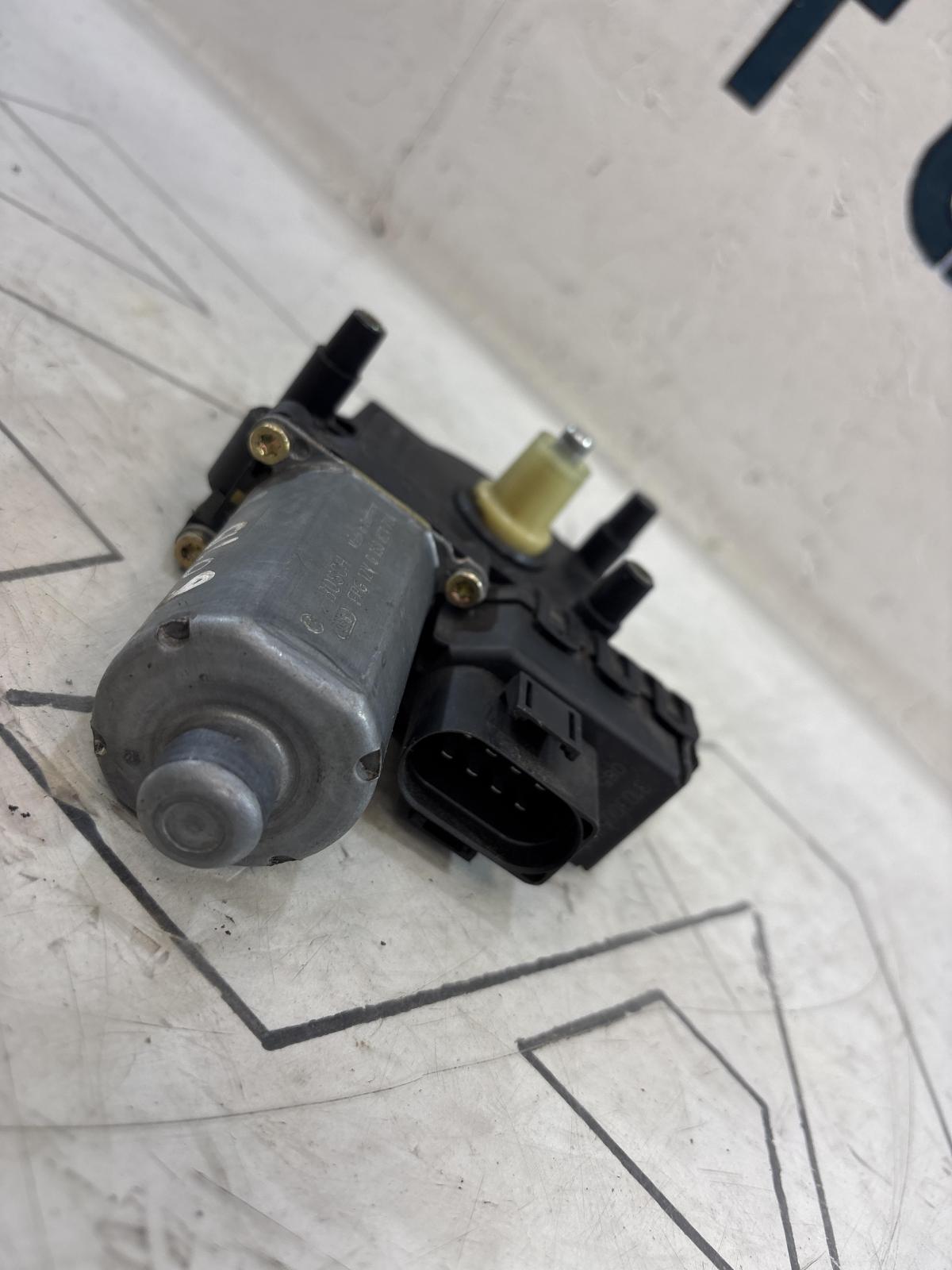 Моторчик заднего левого стеклоподъемника 4B0959801B Audi A6 C5 / A6 C5 Allroad