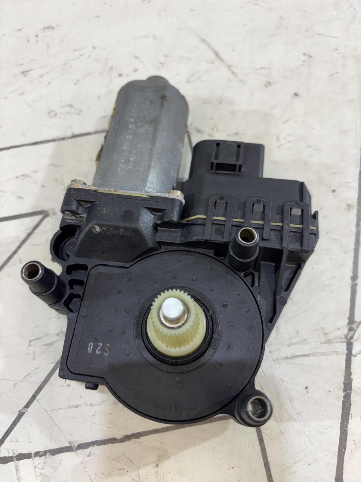 Моторчик заднего правого стеклоподъемника 4B0959802B Audi A6 C5 / A6 C5 Allroad