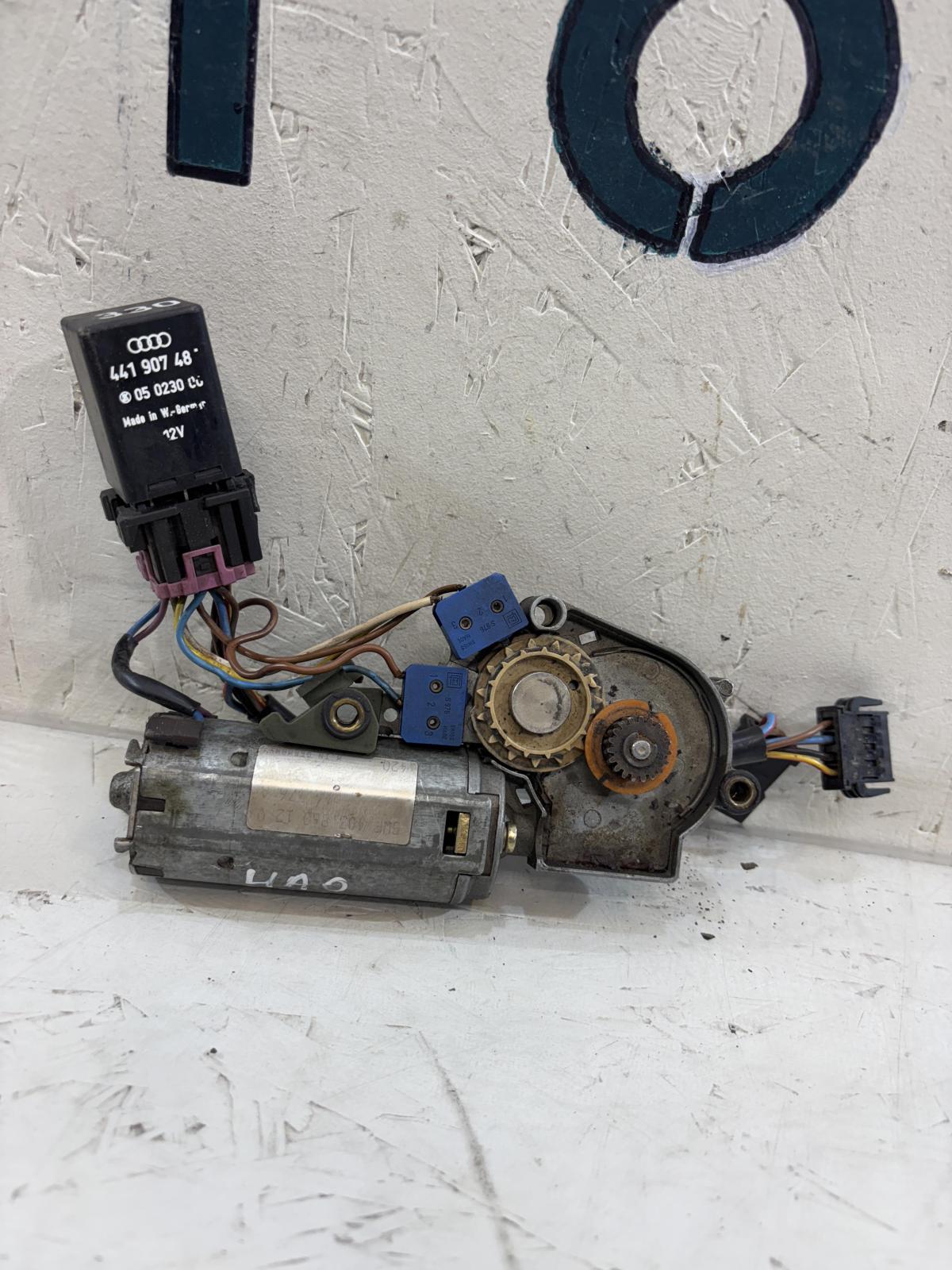 Моторчик привода люка 4A0877795 Audi A6 C4