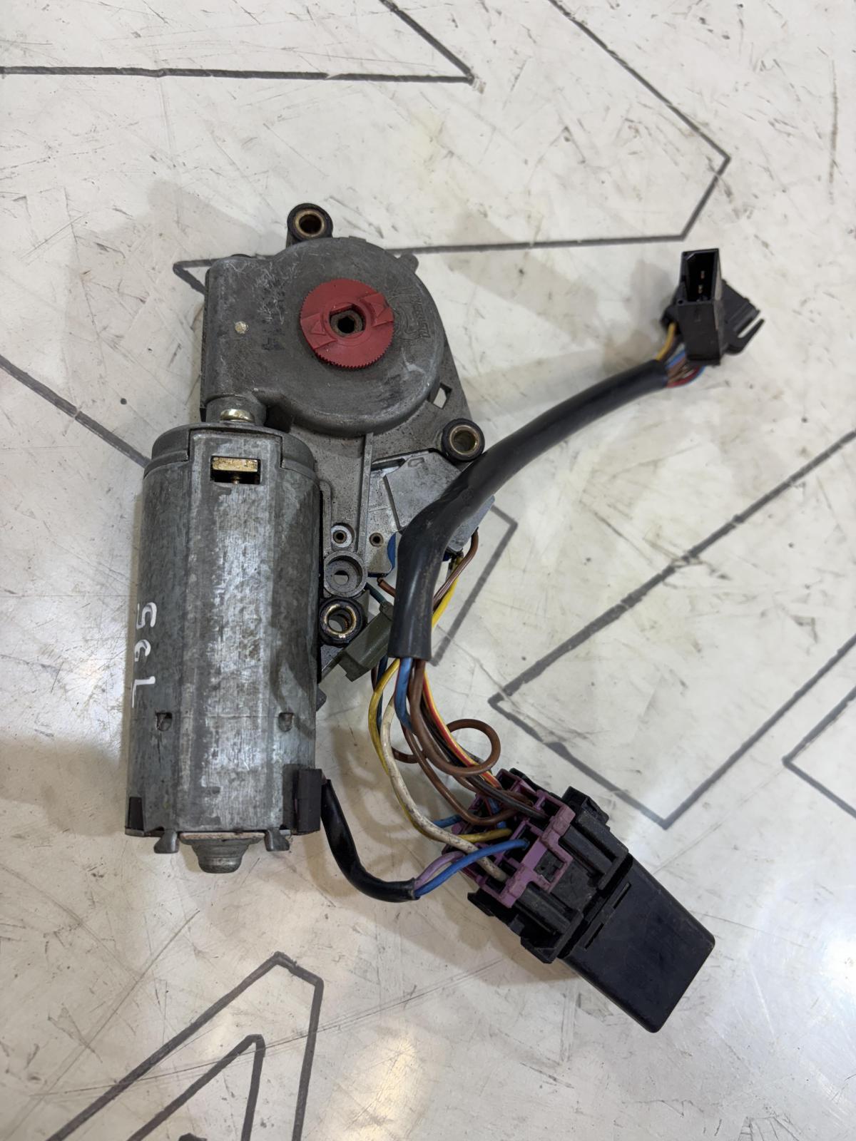 Моторчик привода люка 4A0877795 Audi A6 C4