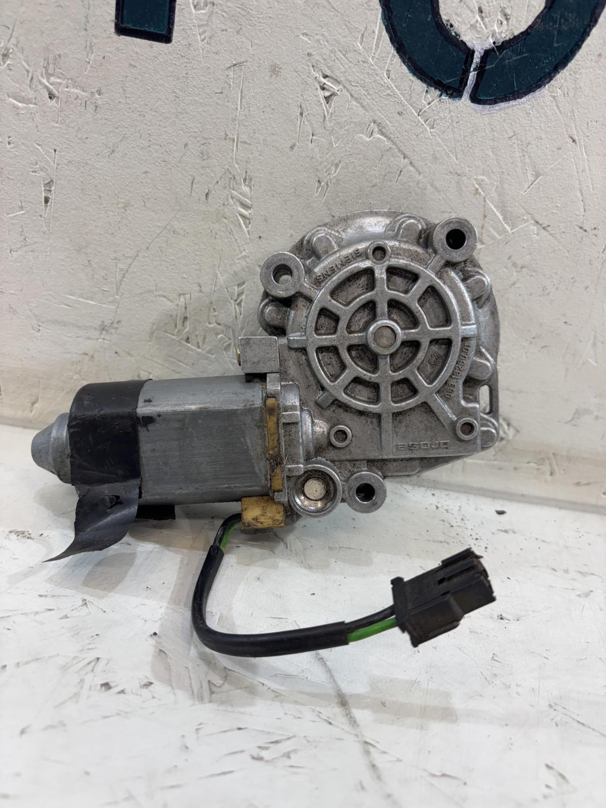 Моторчик стеклоподъемника передний правый 4A0959802A Audi A6 C4