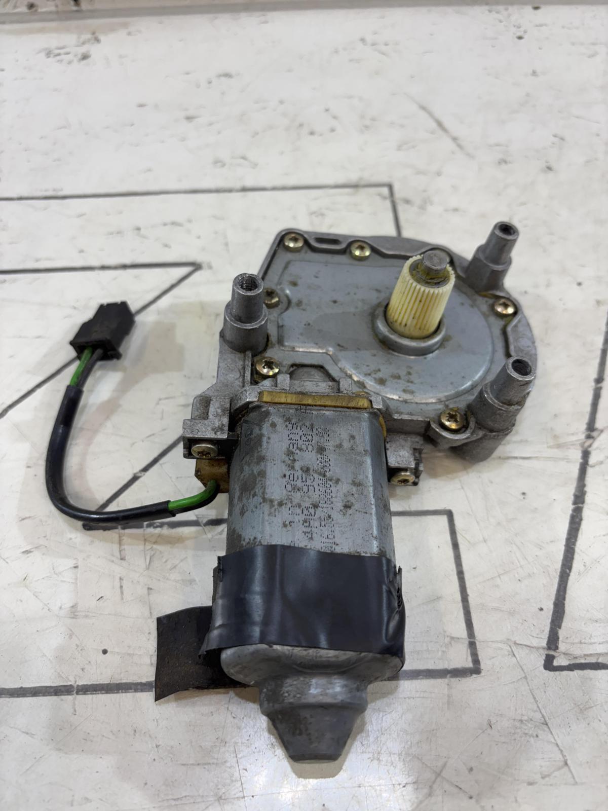 Моторчик стеклоподъемника передний правый 4A0959802A Audi A6 C4