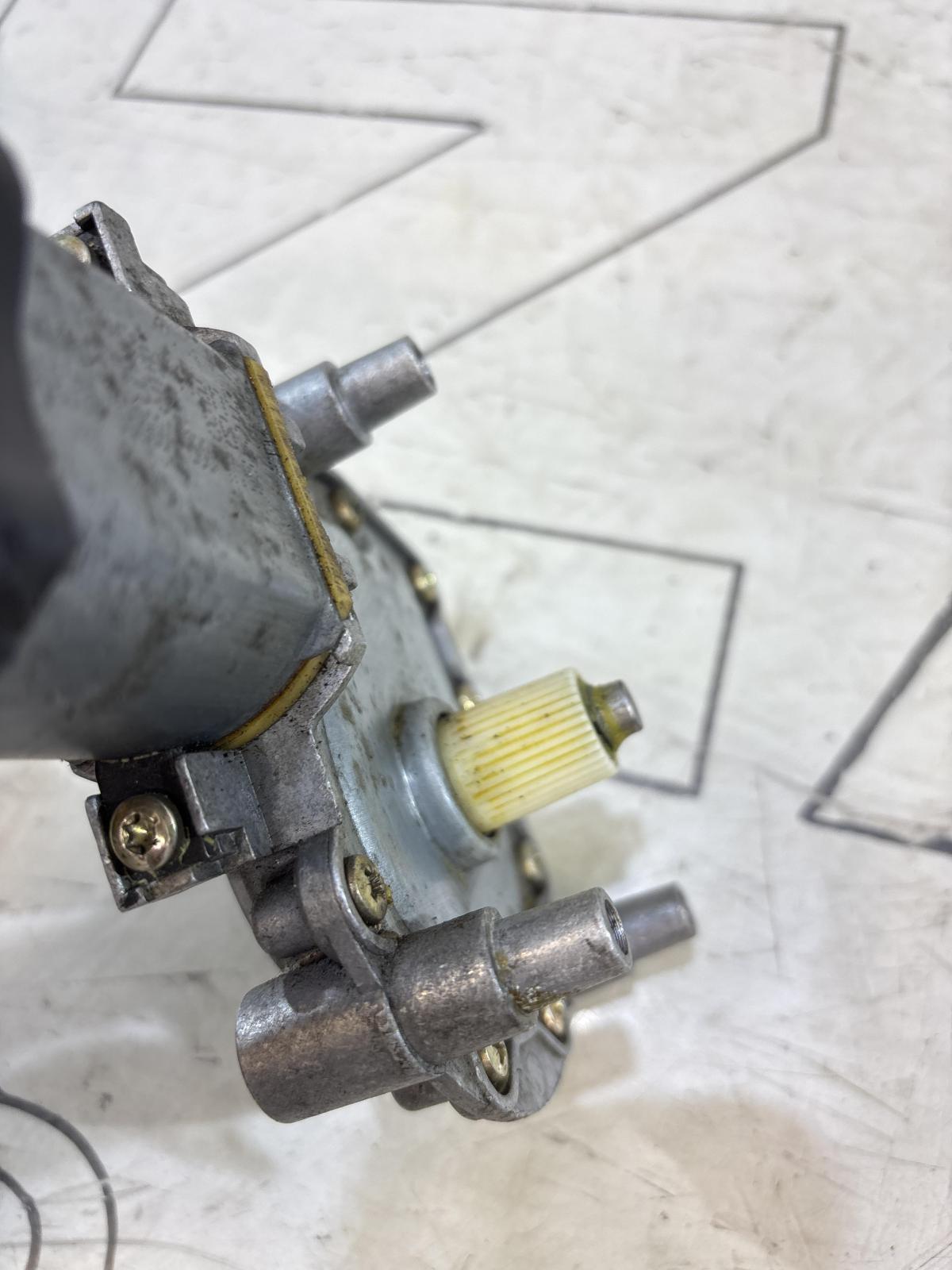 Моторчик стеклоподъемника передний правый 4A0959802A Audi A6 C4