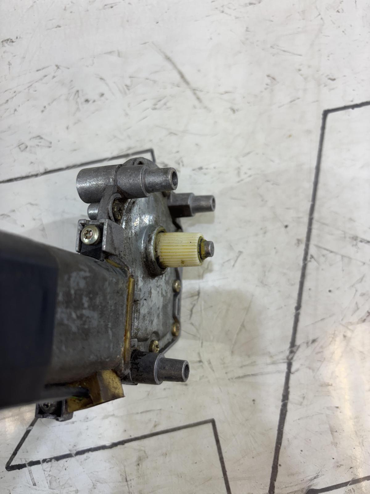 Моторчик стеклоподъемника задней левой двери 4A0959801A Audi A6 C4