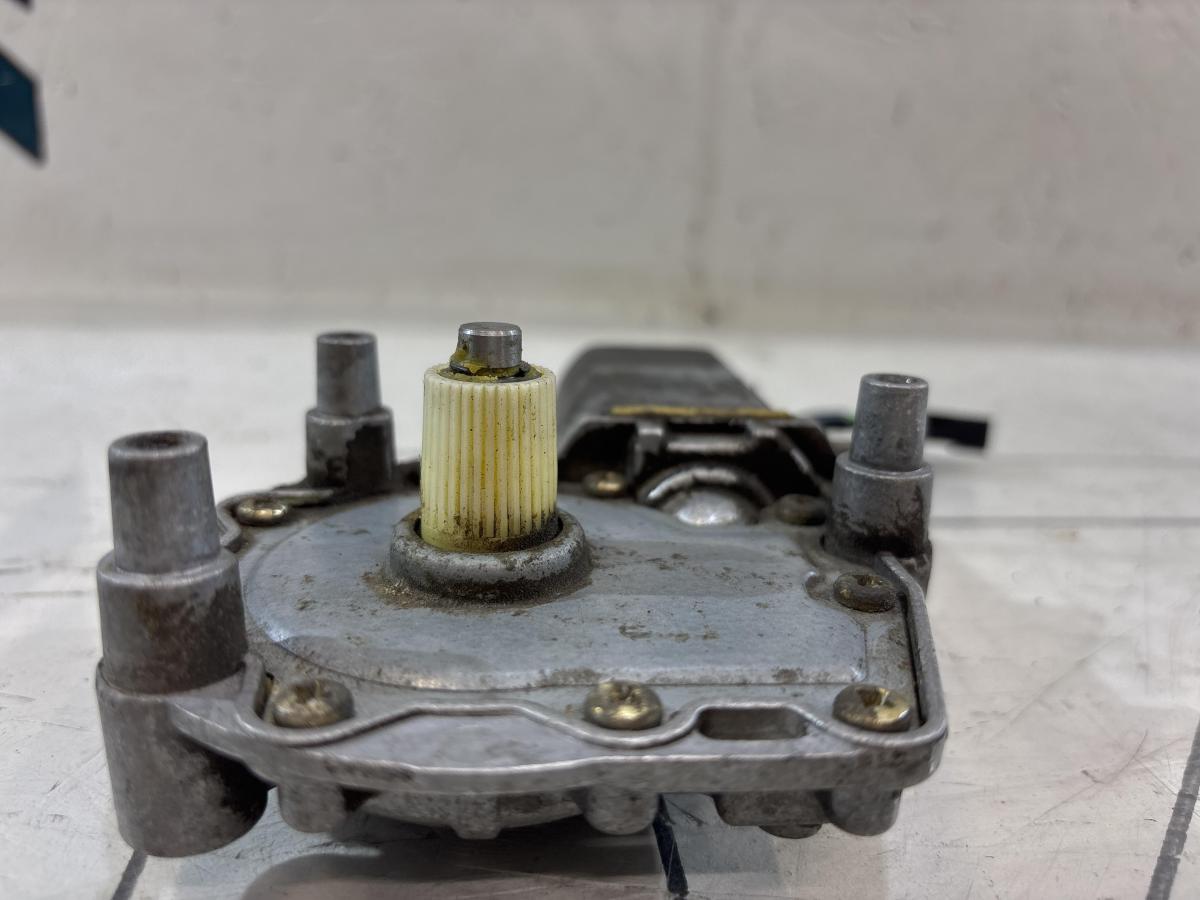 Моторчик стеклоподъемника передний правы двери 4A0959802A Audi A6 C4