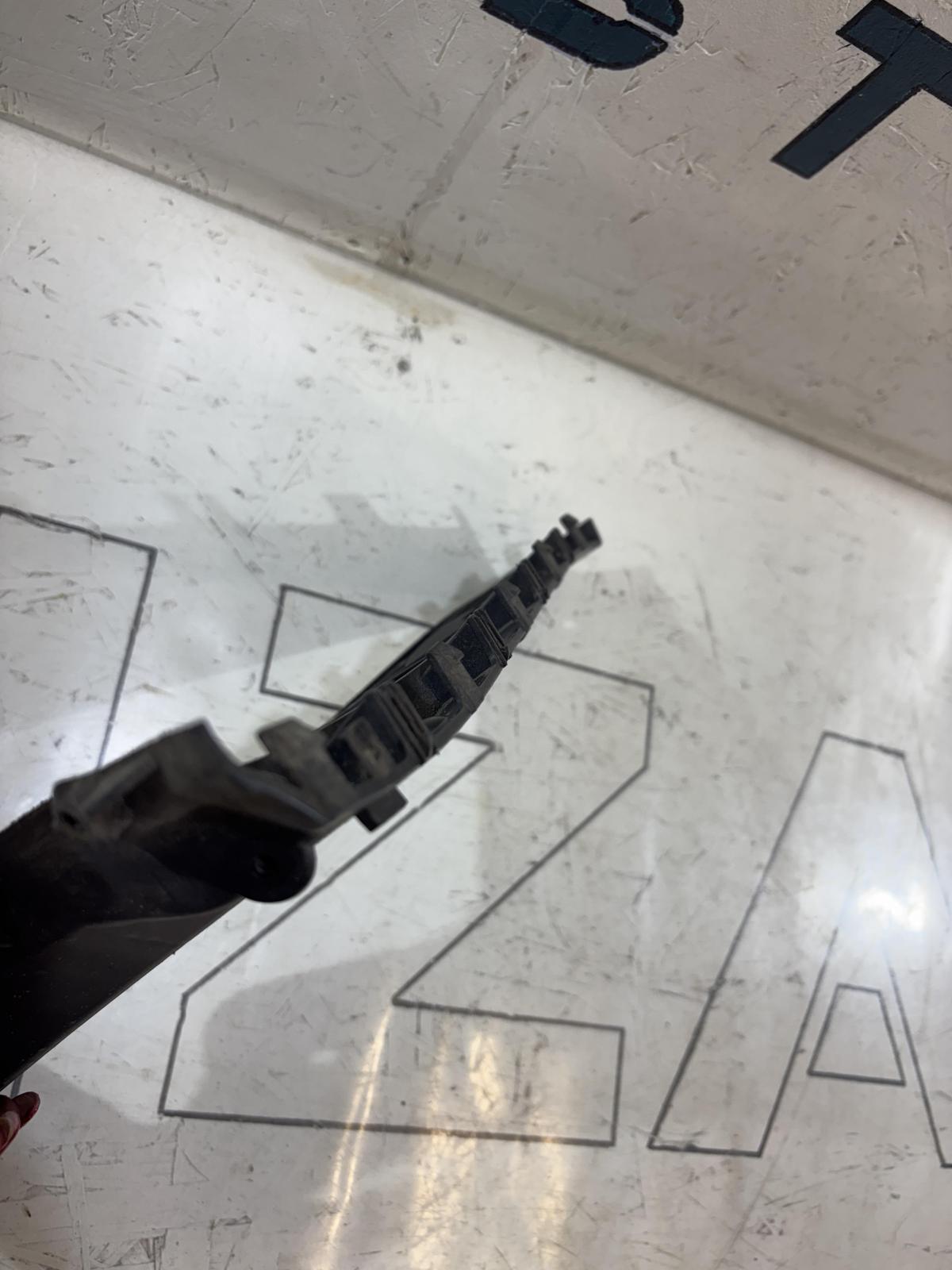 Кронштейн заднего бампера правый 8E5807454A Audi A4 B6 sedan