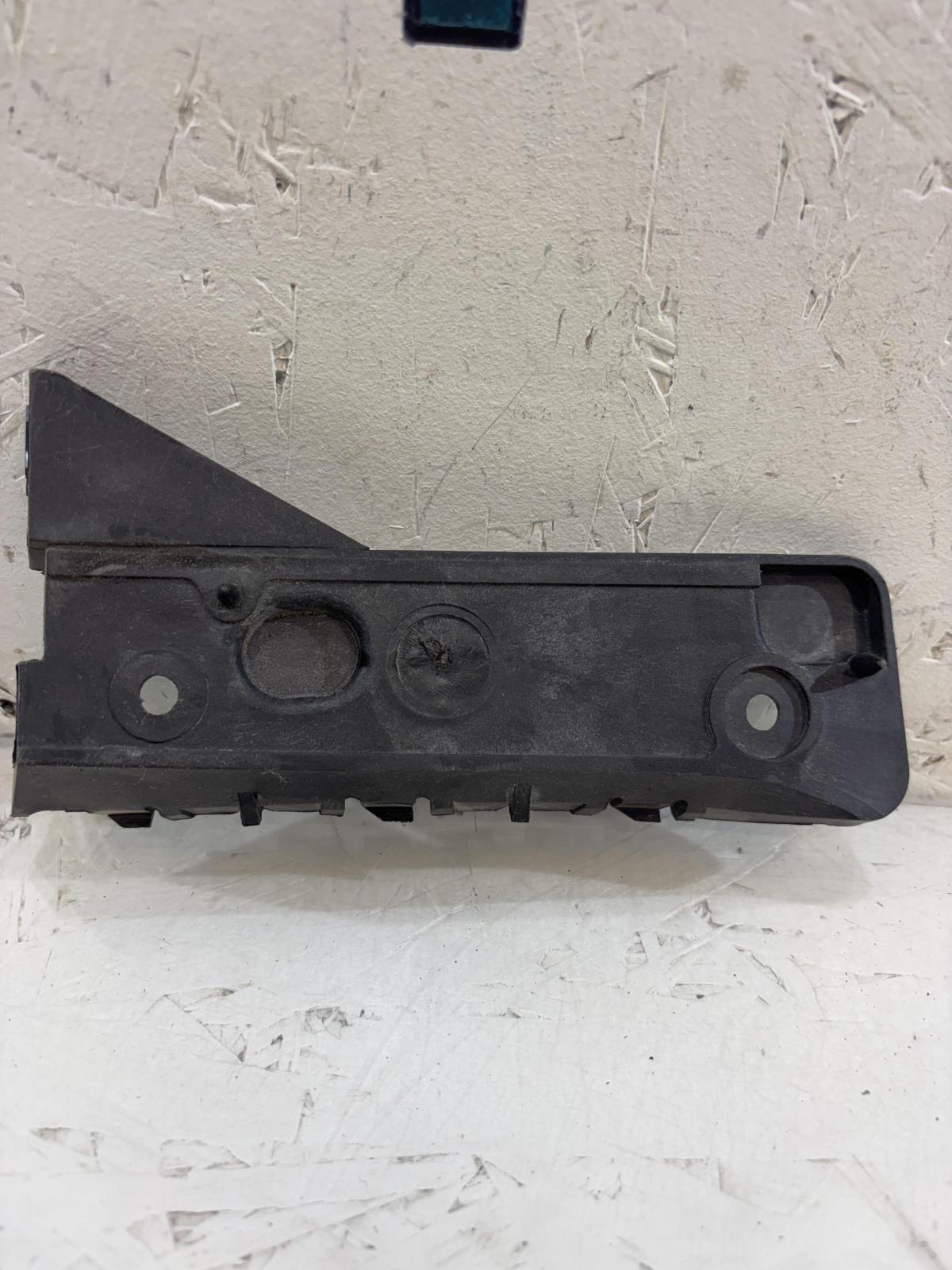 Направляющая переднего бампера 8E0807284A Audi A4 B6