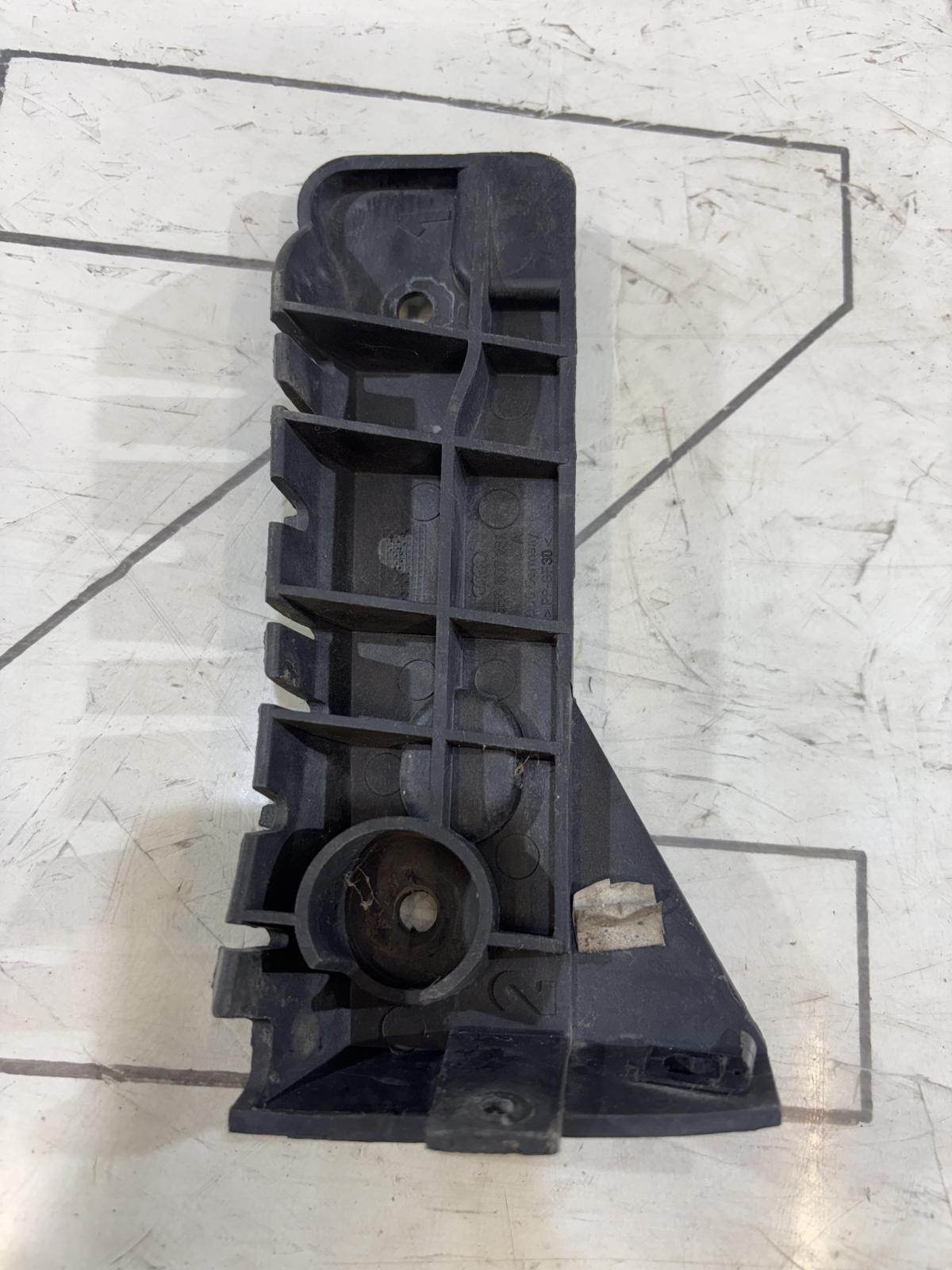 Направляющая переднего бампера 8E0807284A Audi A4 B6