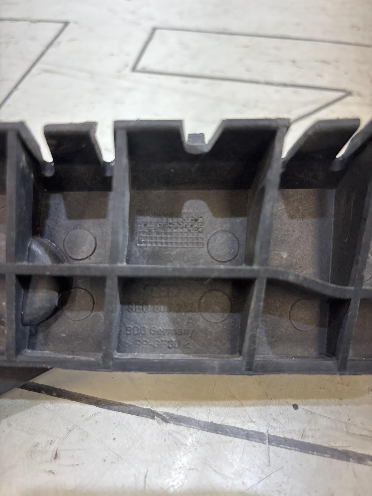 Направляющая переднего бампера 8E0807284A Audi A4 B6