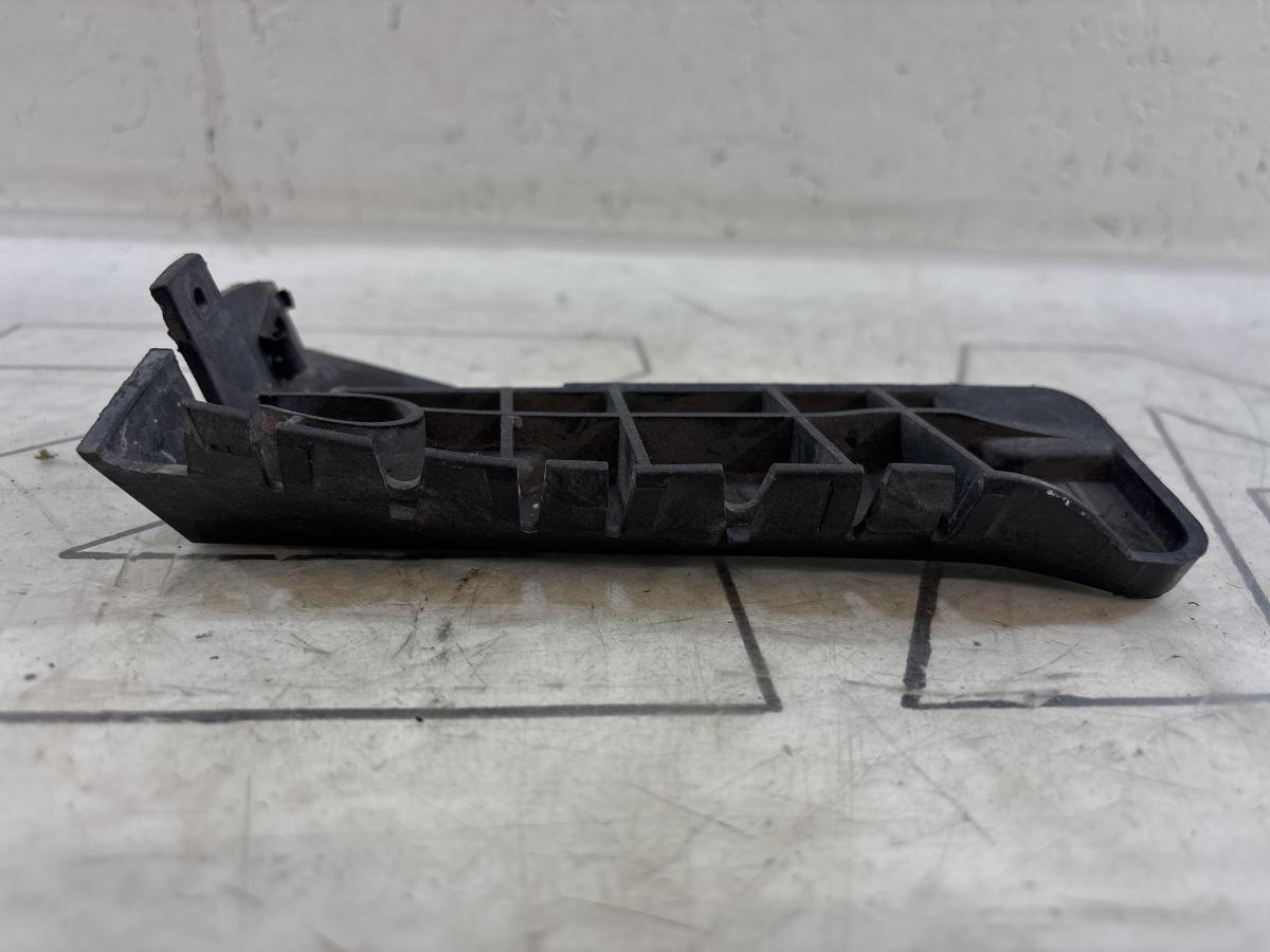 Направляющая переднего бампера левая 8E0807283A Audi A4 B6