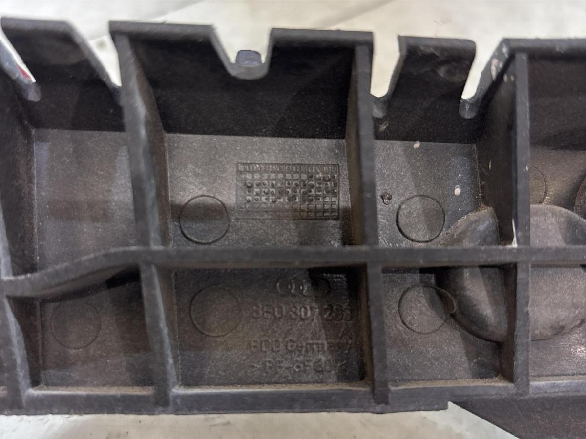 Направляющая переднего бампера левая 8E0807283A Audi A4 B6