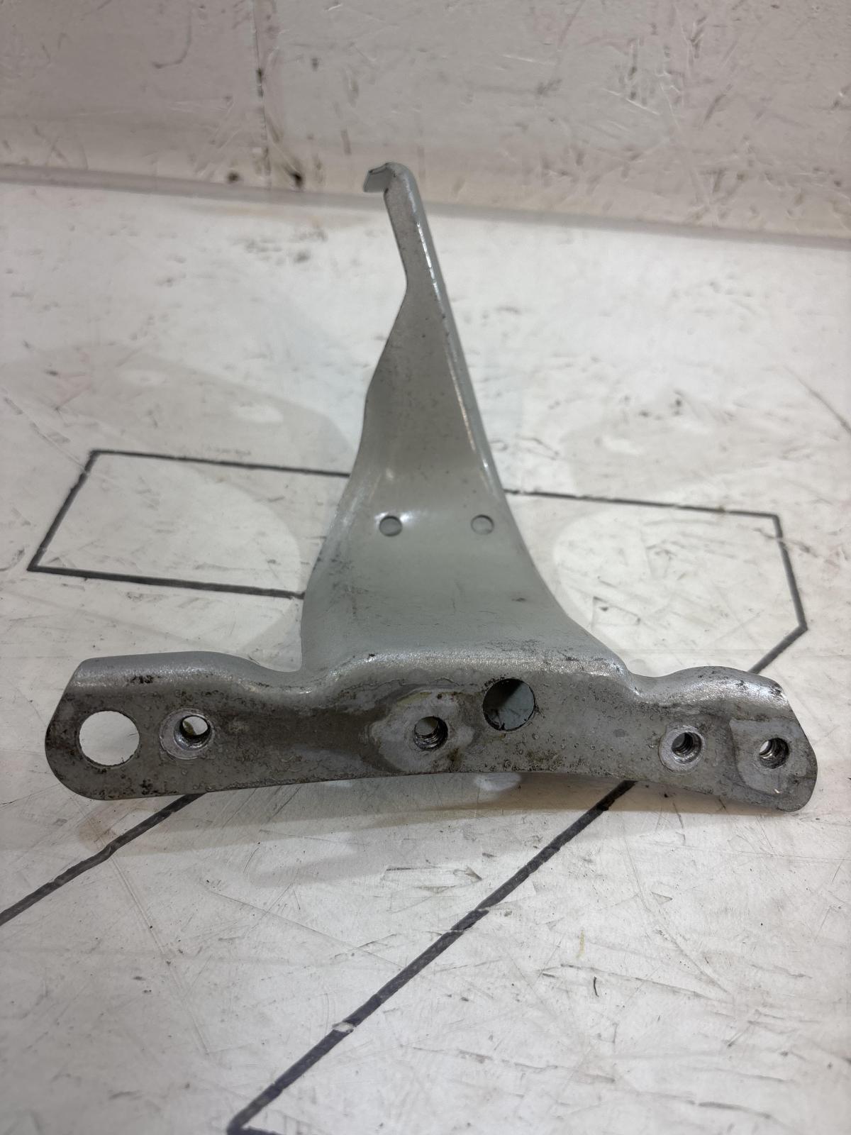 Кронштейн крепления крыла 8E0821136A Audi A4 B6