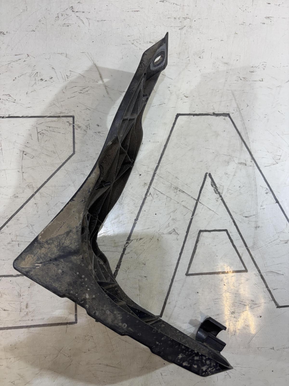 Кронштейн переднего крыла 8E0821138B Audi A4 B6