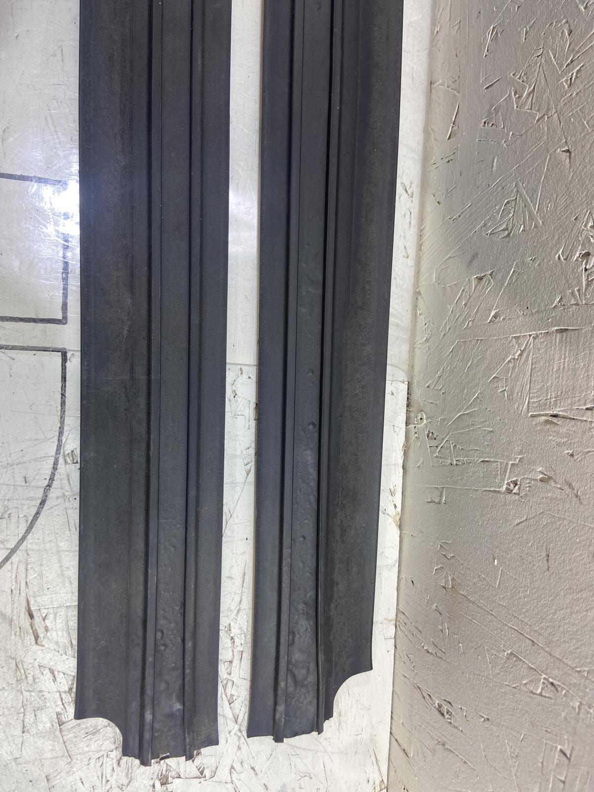 Нижние молдинги (резинки) дверей Audi 80 B4 Cabriolet 895853959A 