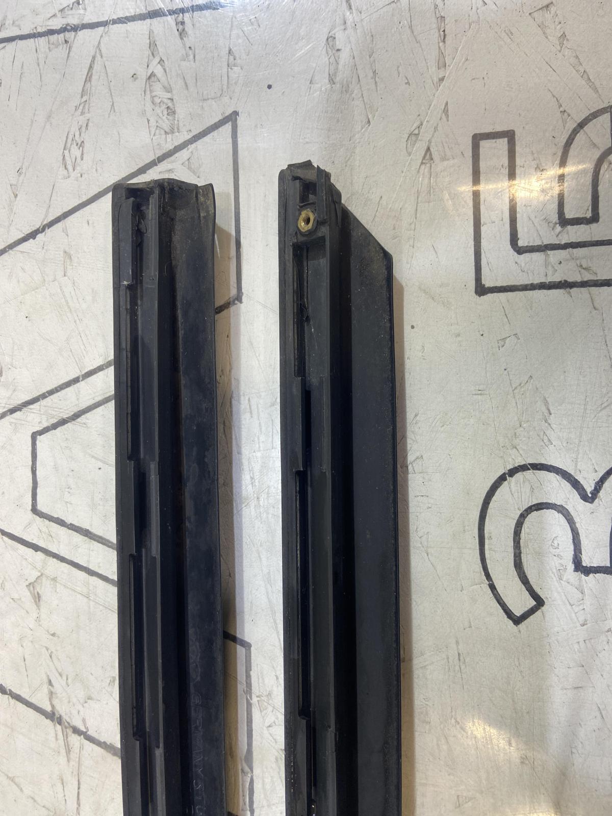 Молдинги (накладки) дверей нижние 8D0853970B Audi A4 B5 седан / Avant